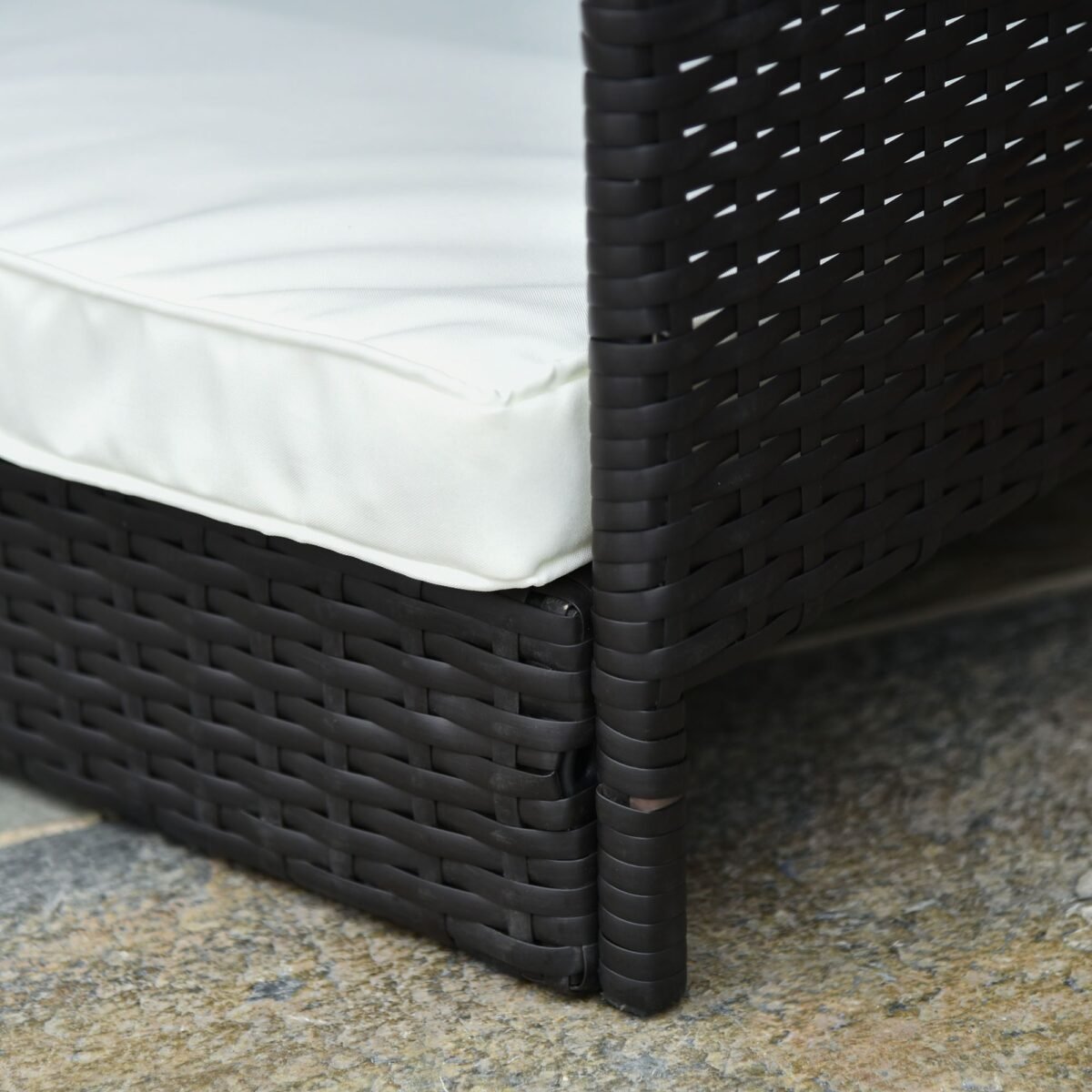 Rotango pakeltas guolis su stogeliu naminiams gyvūnams