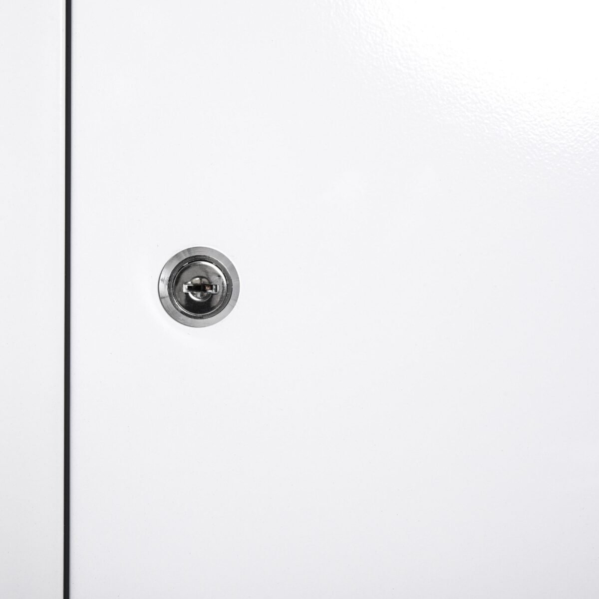 Rakinama pakabinama trijų lentynų medikamentų spintelė