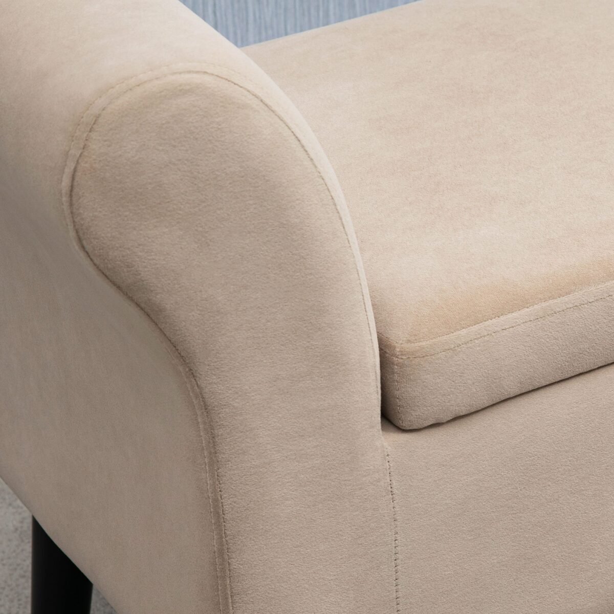 Minkštas suoliukas su daiktadėže ir porankiais apmuštas aksomo imitacijos audiniu