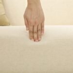 Kompaktiška dvivietė sofa su maloniu audiniu