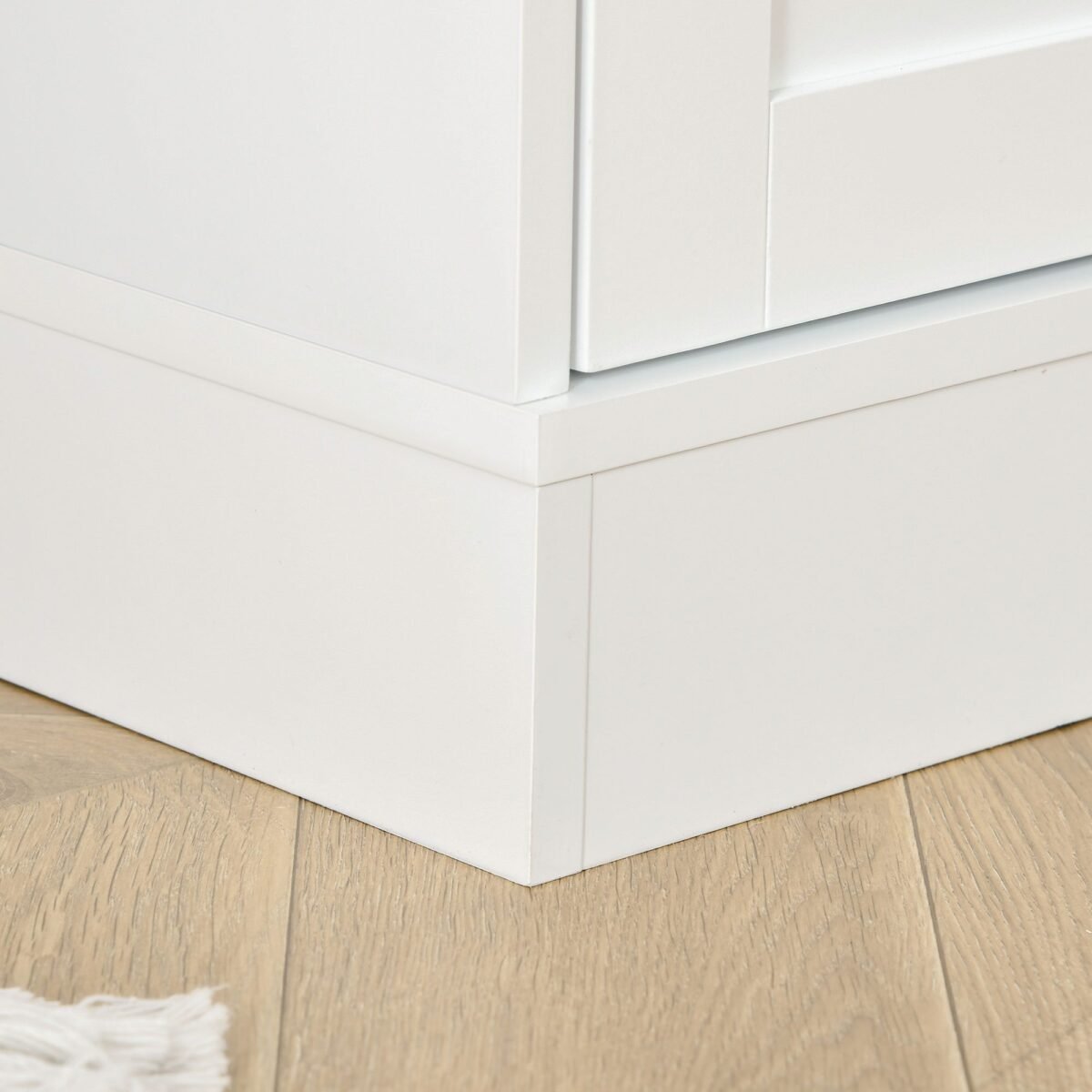 Knygų spinta su durelėmis ir reguliuojamomis lentynomis