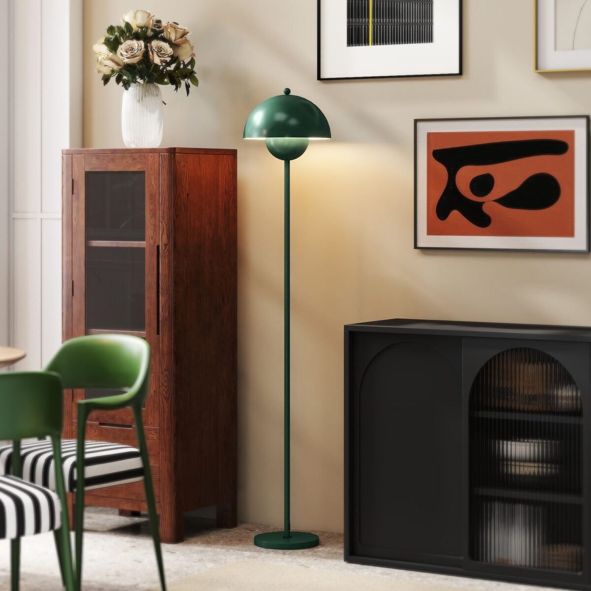 Elegantiškas pastatomas šviestuvas su kojiniu jungikliu