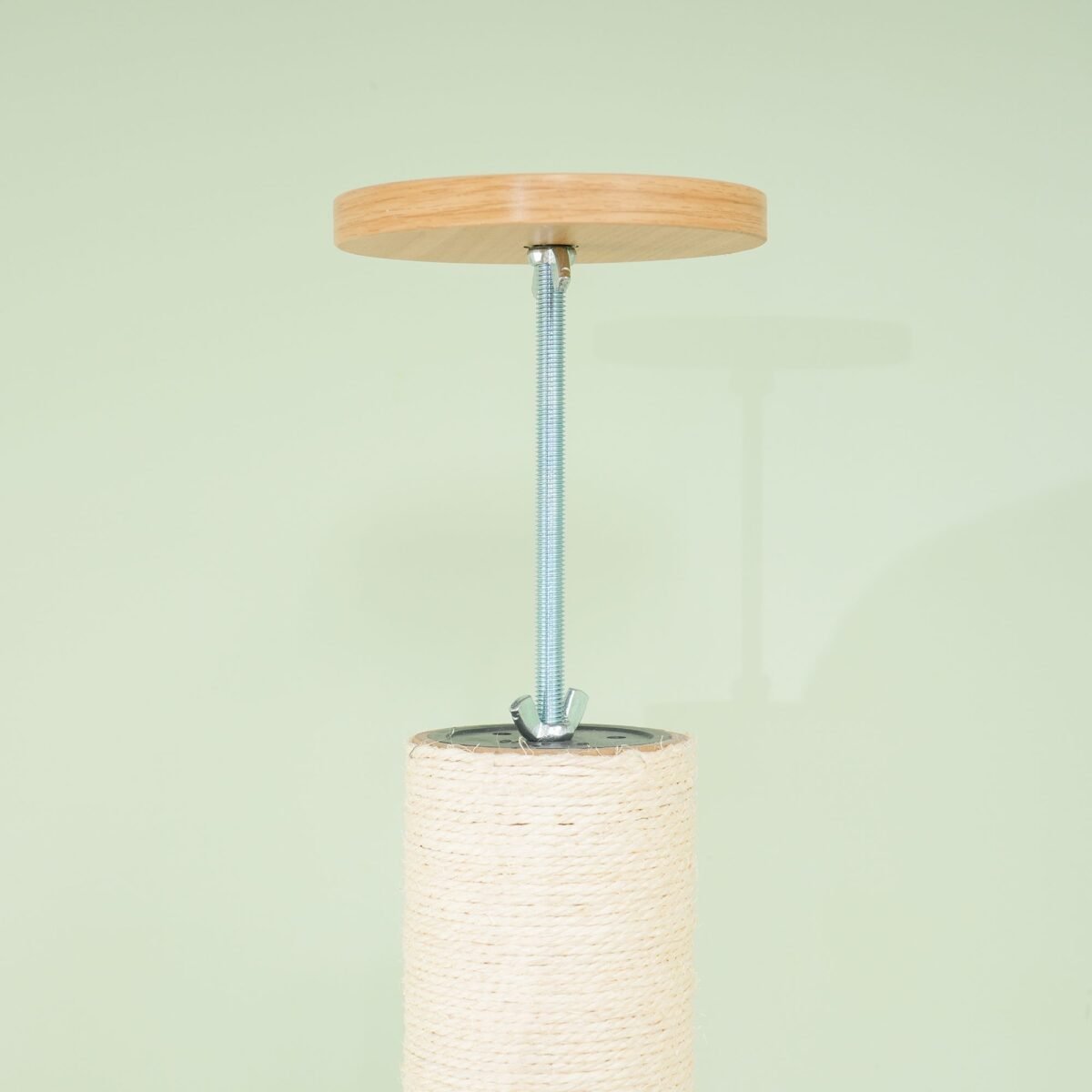 Reguliuojamo aukščio katės draskyklė su apsauga nuo apvirtimo