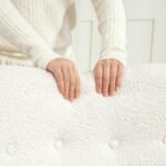 Supamasis krėslas su tedžio audinio apmušalu ir juosmens pagalve