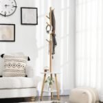 Skandinaviško dizaino drabužių kabykla su integruotu staliuku