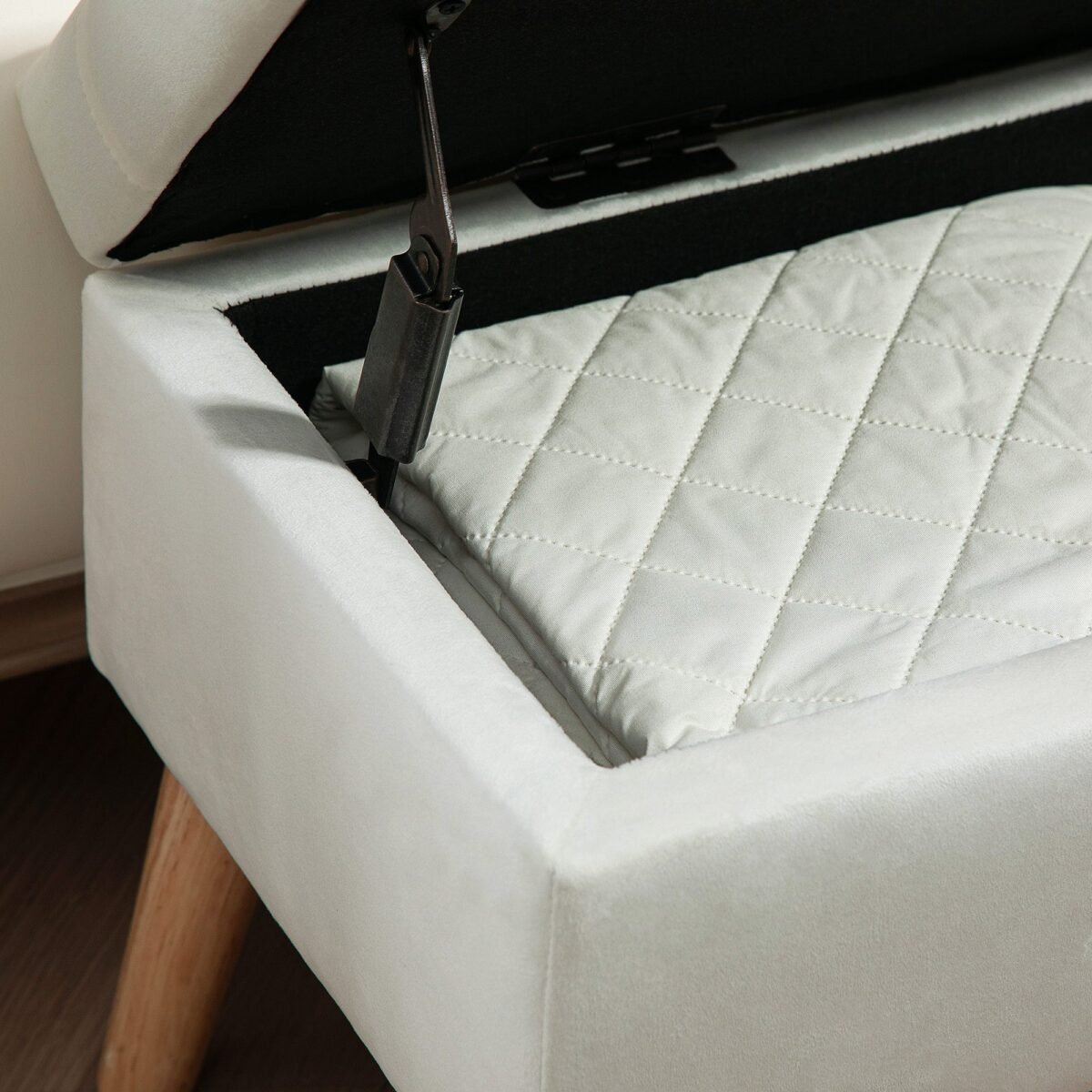 Minkštas aksominio audinio suoliukas su daiktadėže