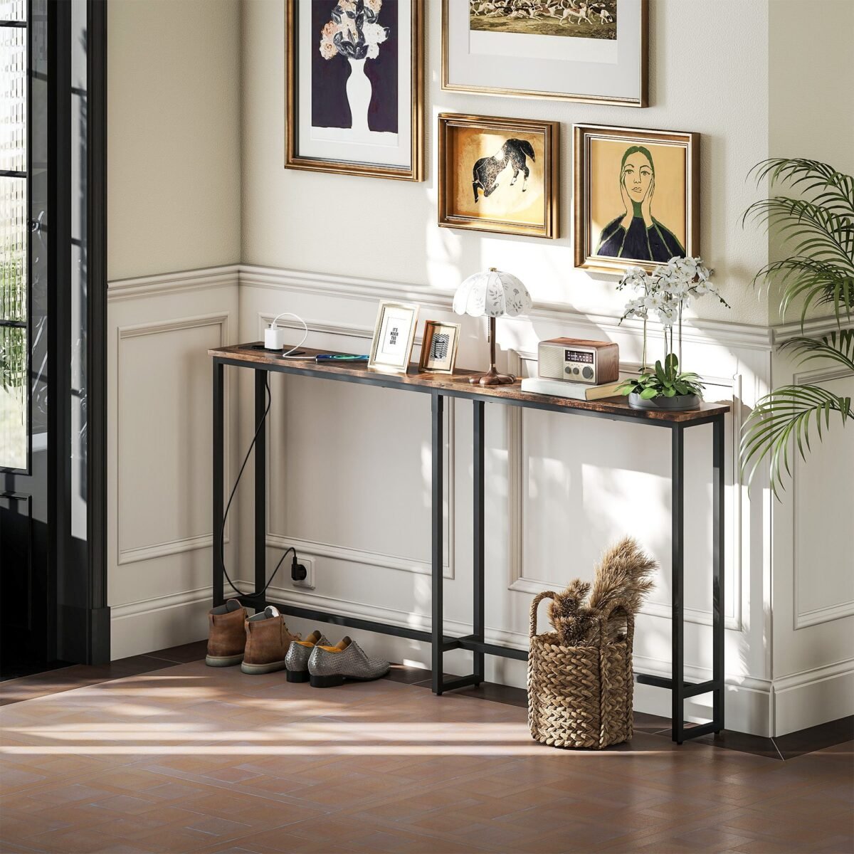 Siauras pramoninio stiliaus konsolės staliukas su įkrovimo stotele