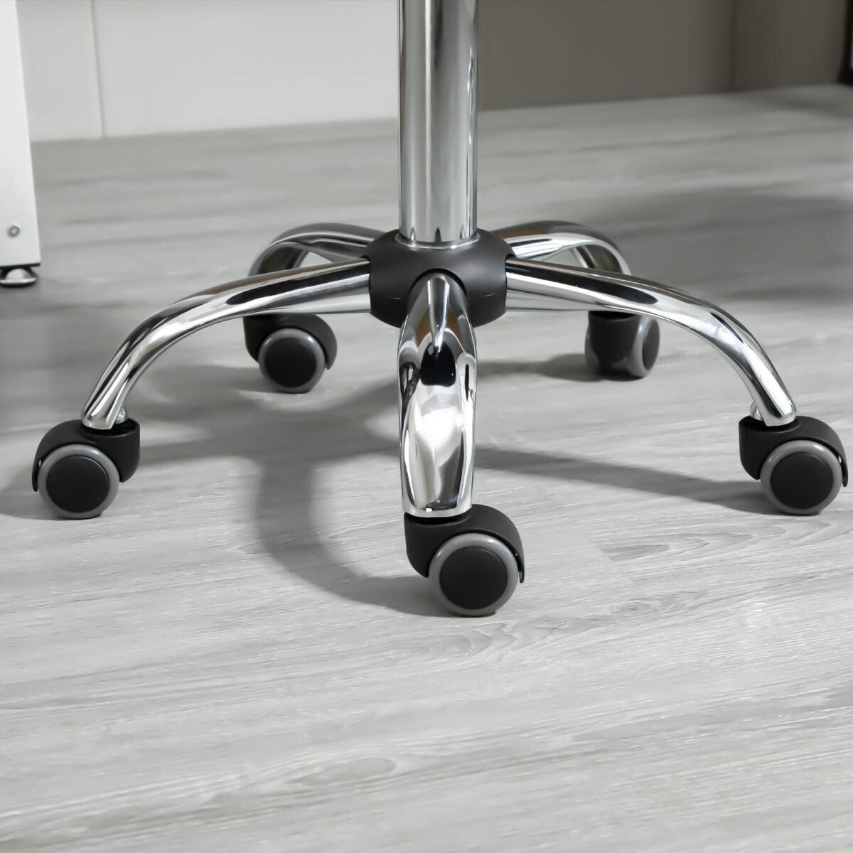 Reguliuojamo aukščio profesionali kėdutė su ratukais ir pasukama sėdyne 2 vnt.