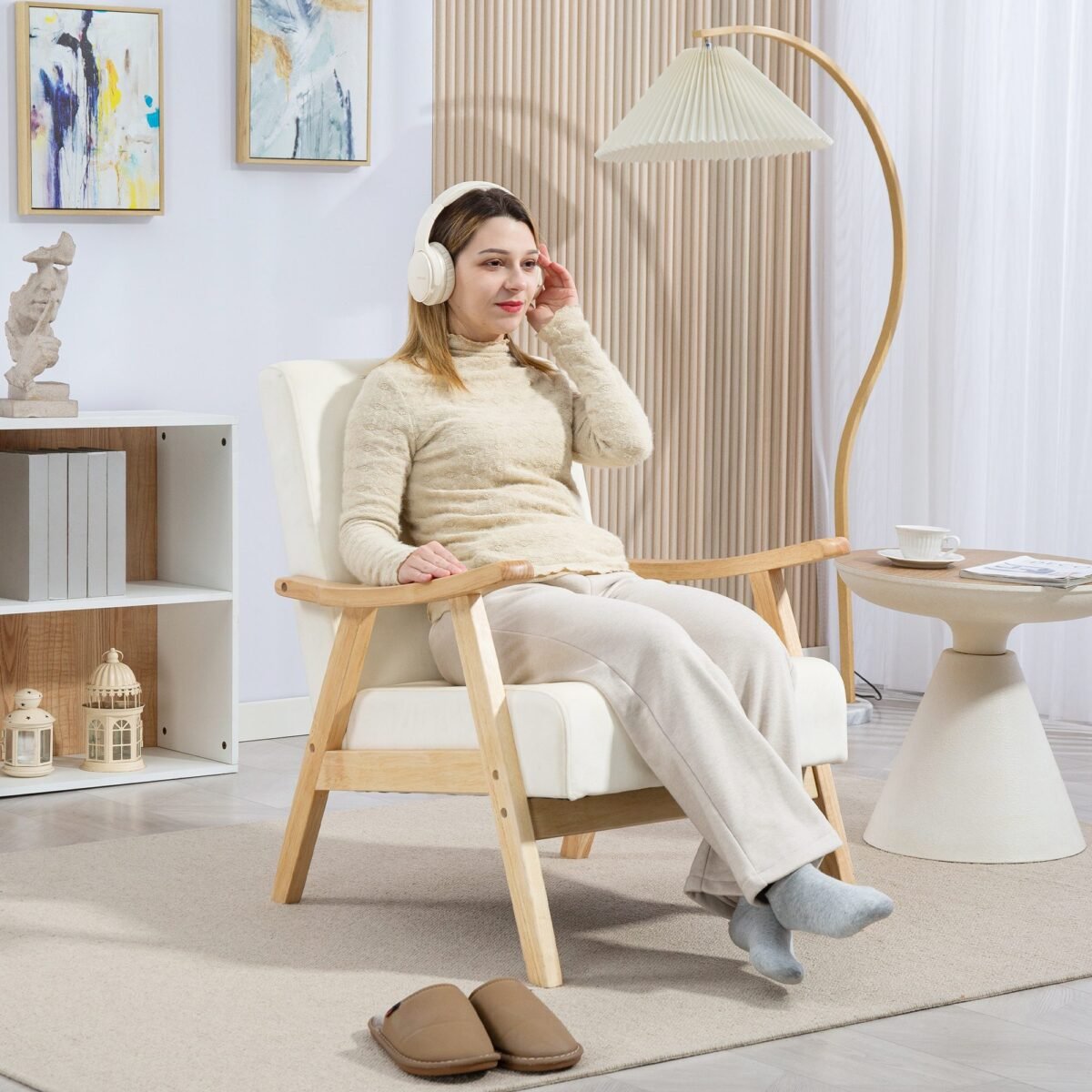 Aksominė fotelė su putų užpildu ir kaučiukmedžio rėmu