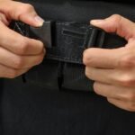 20 kg reguliuojama svorinė liemenė su reguliuojamais diržais ir šviesą atspindinčiomis juostomis