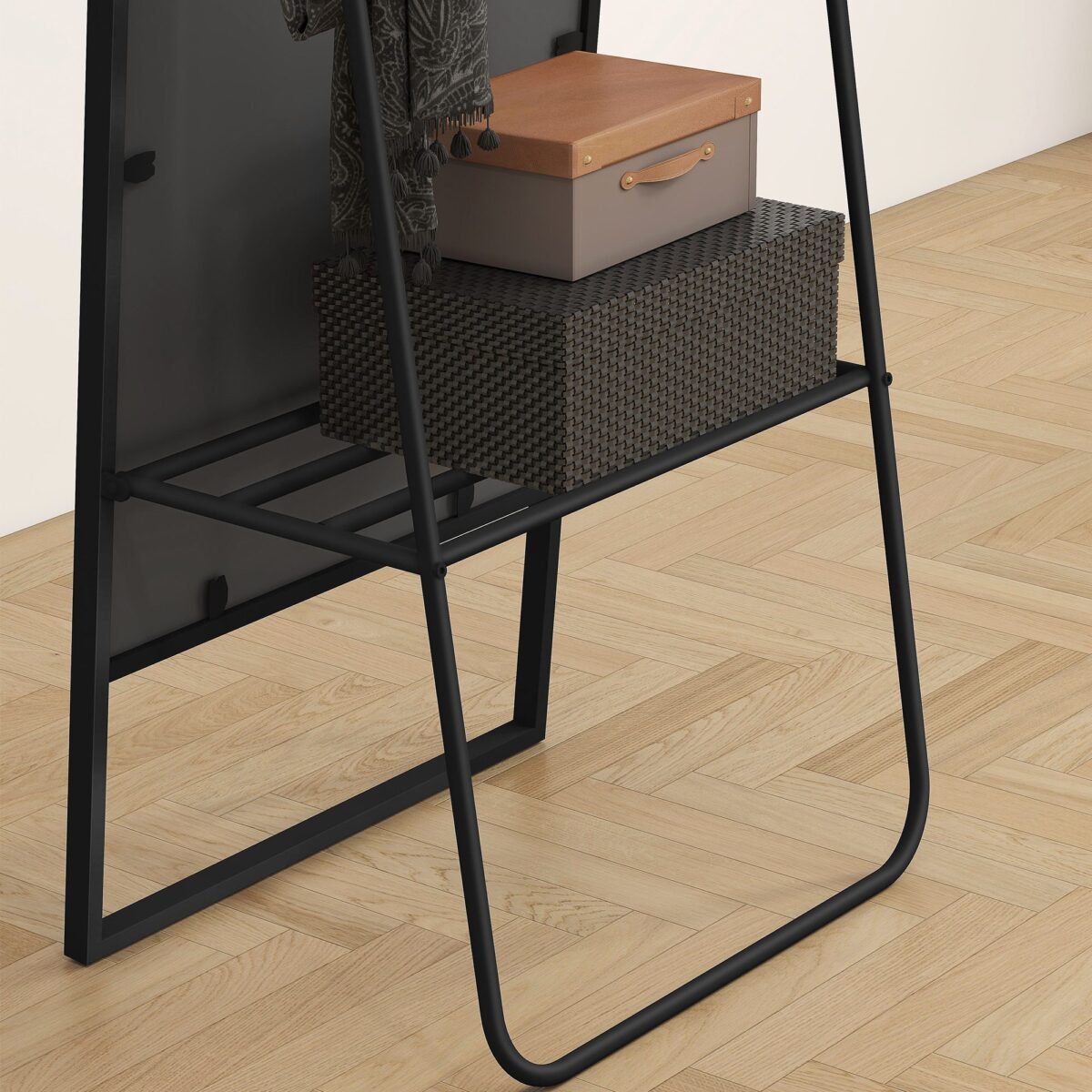 Pramoninio stiliaus pastatomas viso ūgio veidrodis su galine lentyna ir kabliukais