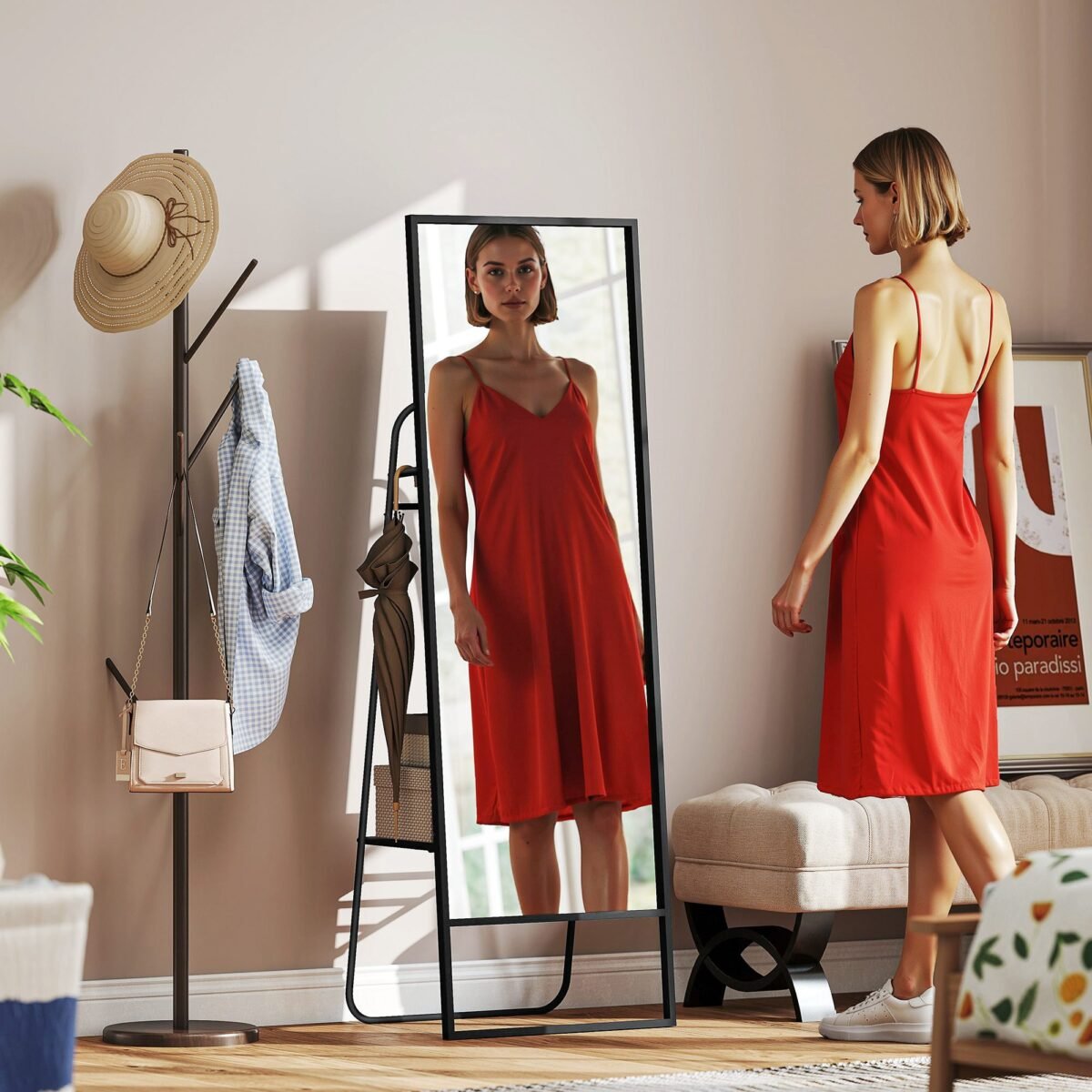 Pramoninio stiliaus pastatomas viso ūgio veidrodis su galine lentyna ir kabliukais