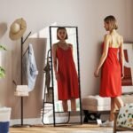 Pramoninio stiliaus pastatomas viso ūgio veidrodis su galine lentyna ir kabliukais