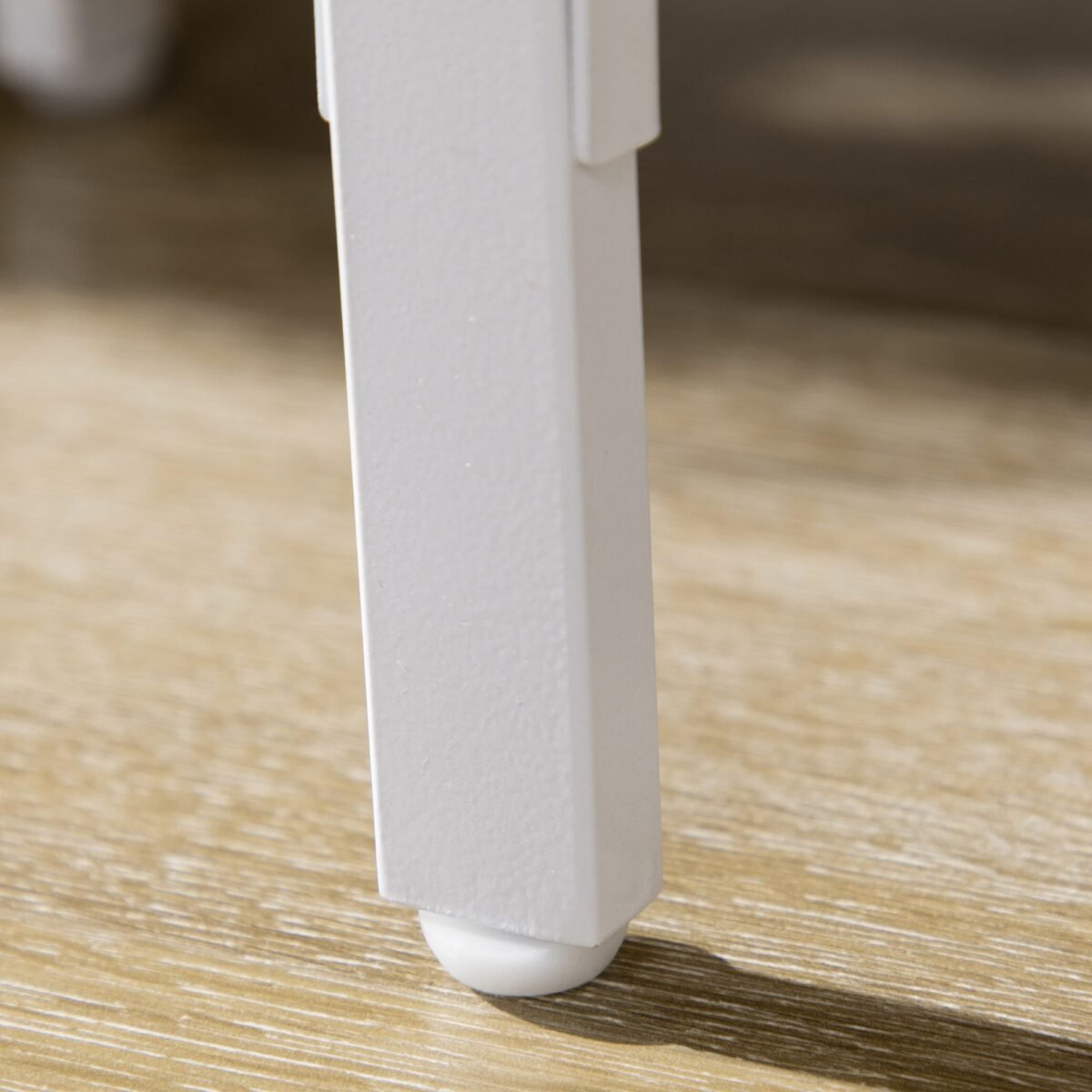 Pastatomas šviestuvas su dviem integruotomis lentynomis