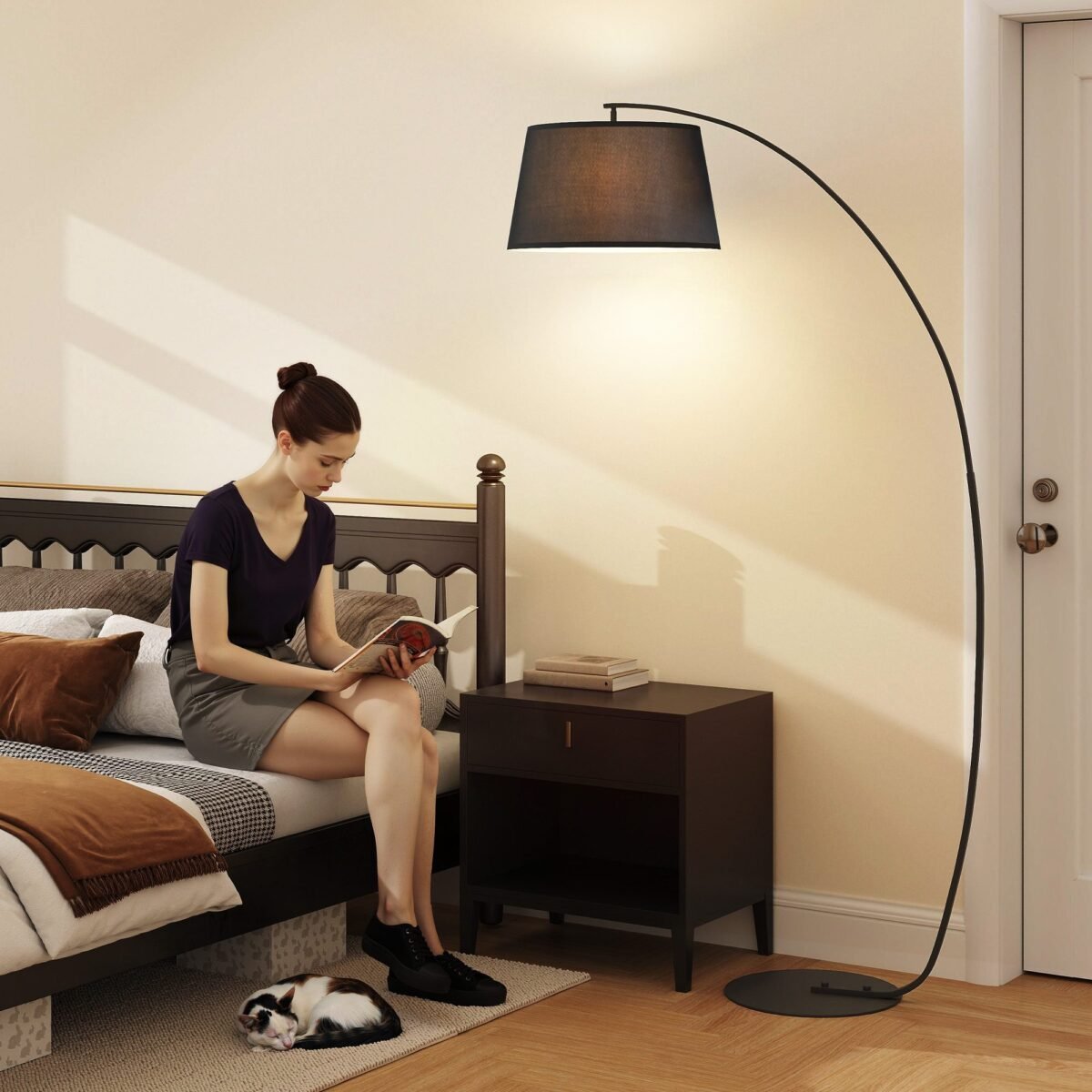 Modernaus dizaino išlenktas toršeras su medžiaginiu gaubtu