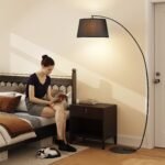 Modernaus dizaino išlenktas toršeras su medžiaginiu gaubtu