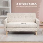Kompaktiška aksominė dviejų vietų sofa