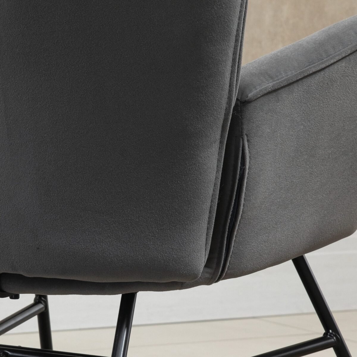 Sūpuojamas krėslas su dygsniuotu imitacinio velveto apmušalu