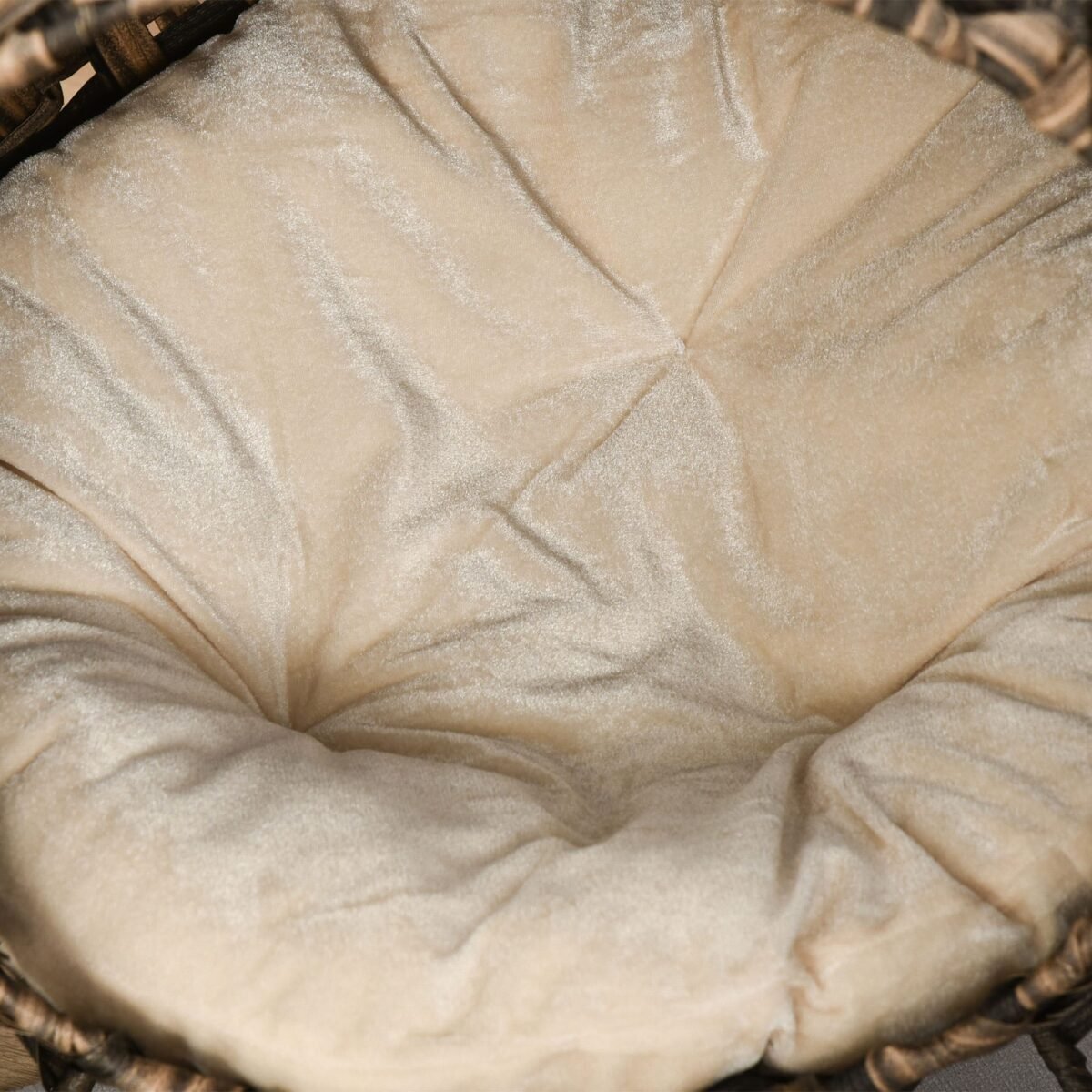 Pintas katės guolis ant kojelių