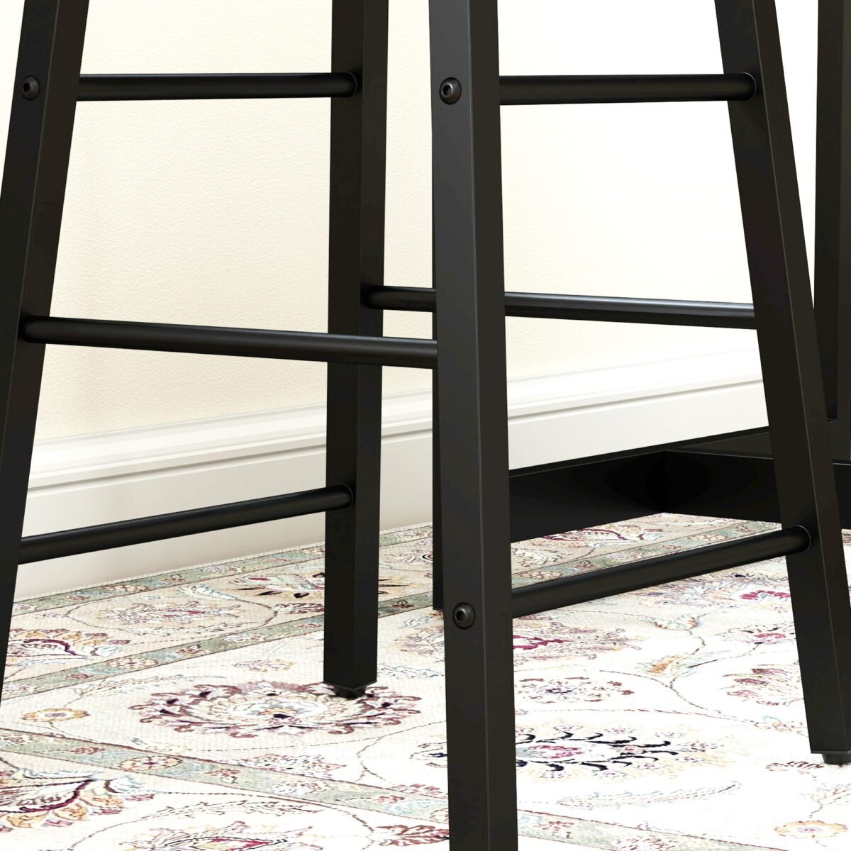 3 dalių baro stalo komplektas su integruota lentyna ir kojų atramomis