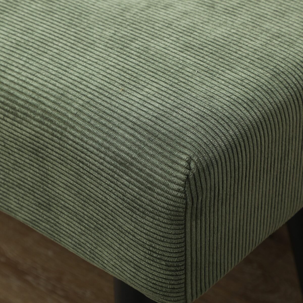 Minkštas suoliukas su dygsniuotu korduotu apmušalu