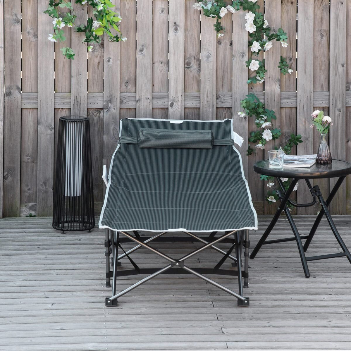 Sulankstoma stovyklavimo lova su galvos atrama