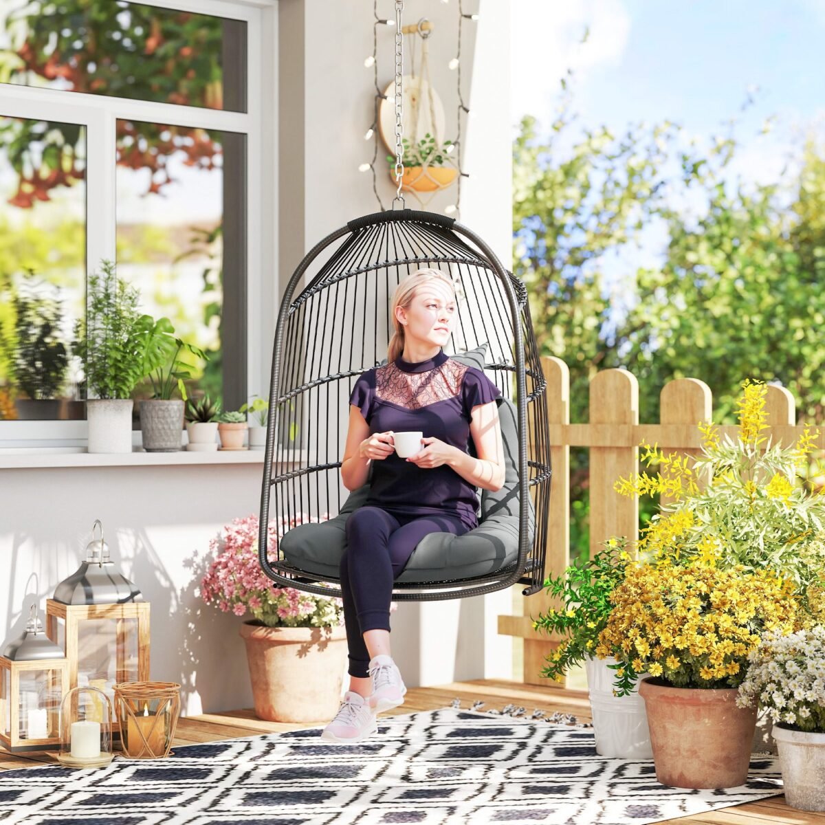 Sulankstomas poliratano kiaušinio formos kabinamas krėslas