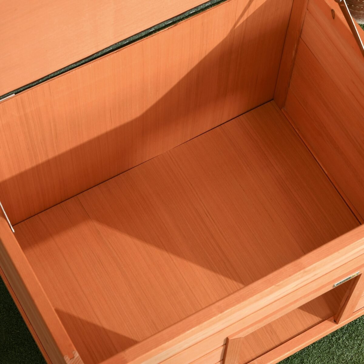 Medinė lauko šuns būda su atidaromu stogu ir pakeltu dugnu