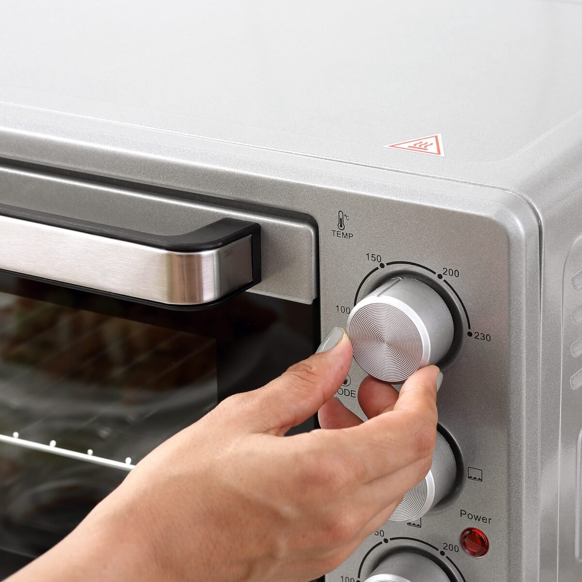 Kompaktiška 32 l talpos orkaitė su 3 kepimo funkcijomis