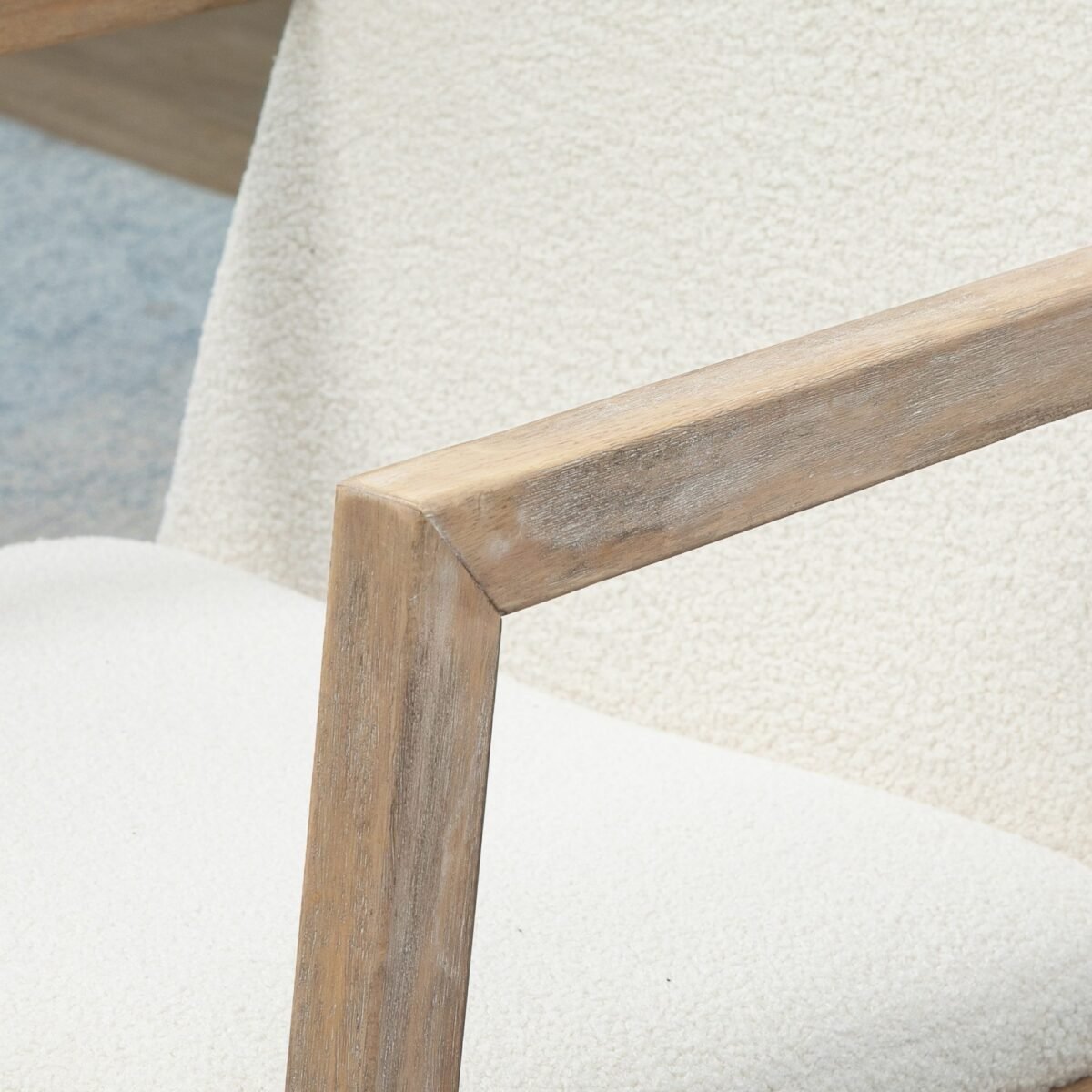 Supamasis fotelis su kaučiukmedžio rėmu ir storais pliušiniais apmušalais