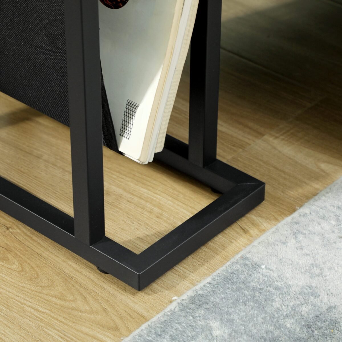 Siauras pristatomasis staliukas su stikliniu stalviršiu ir audinio krepšiu