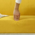 Kompaktiška dvivietė sofa su kordiniais apmušalais