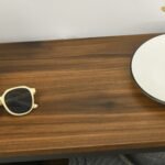 Prieškambario konsolė industrinio stiliaus su 2 atviromis lentynomis ir tinkline nugarėle – 100 x 29,5 x 90 cm
