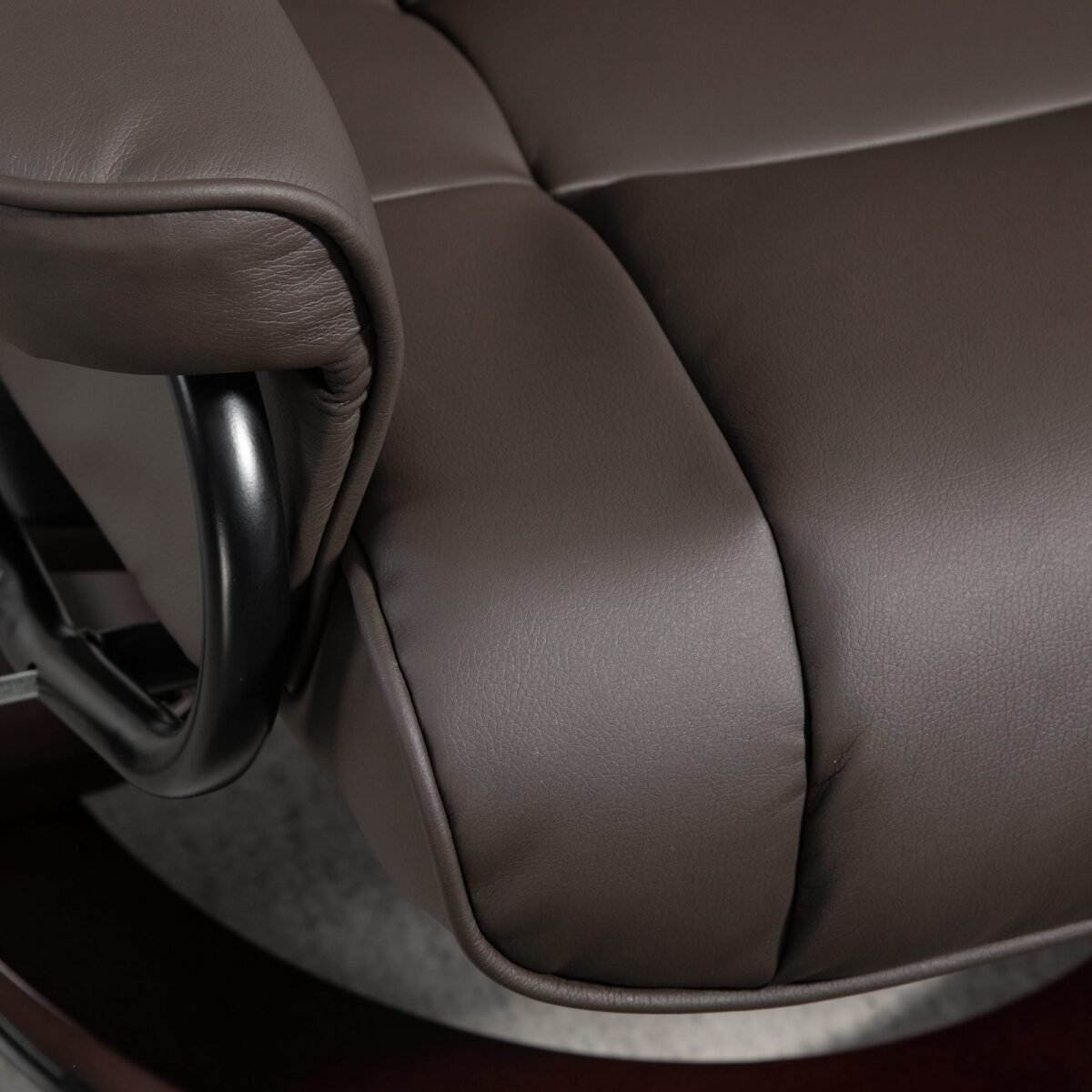 Pasukamas relaksacinis krėslas su pakoja ir supimo funkcija