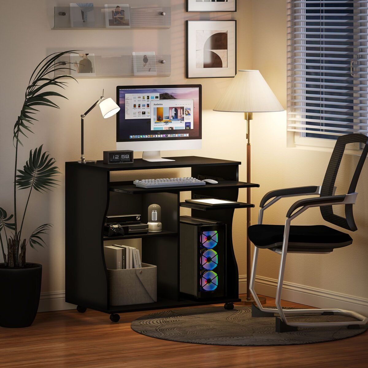 Kompiuterinis stalas su ratukais ir lentynomis