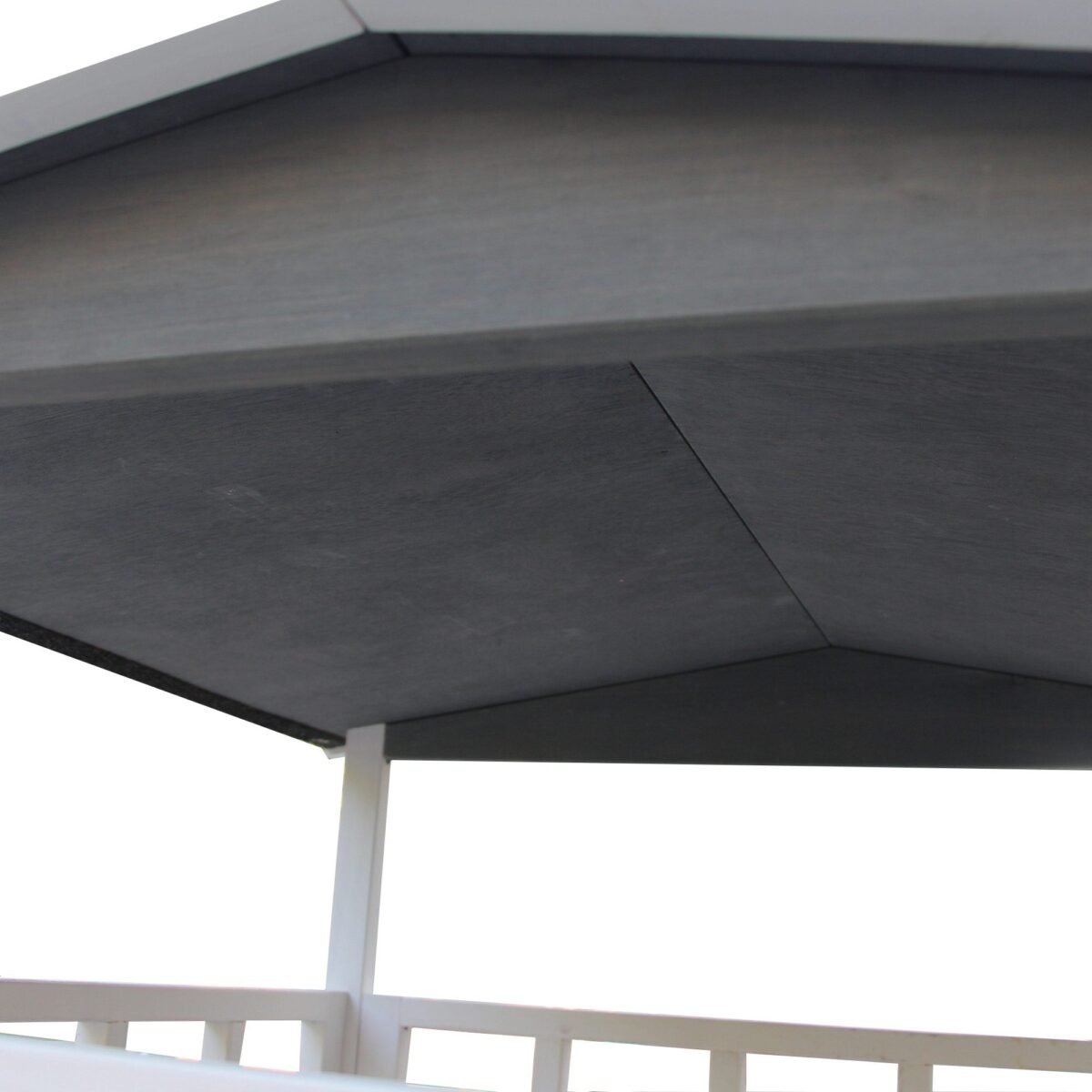 Lauko kačių keturių aukštų namelis su terasa