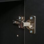 Komoda su 2 stalčiais, 2 durelėmis, reguliuojama lentyna ir paspaudžiamuoju atidarymo mechanizmu