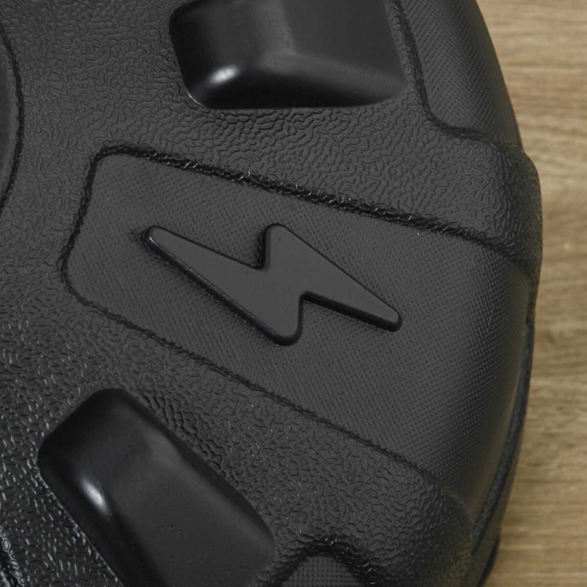 Reakcijos bokso kriaušė su reguliuojamu aukščiu ir stabiliu pripildomu pagrindu