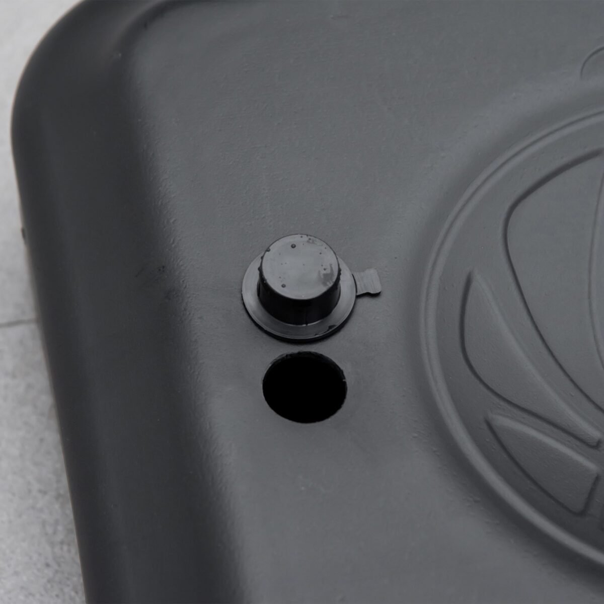 Reguliuojamo aukščio krepšinio stovas su pripildomu pagrindu