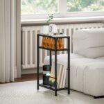 Siauras regalas su trimis stiklinėmis lentynomis