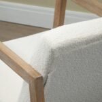 Supamasis fotelis su kaučiukmedžio rėmu ir storais pliušiniais apmušalais