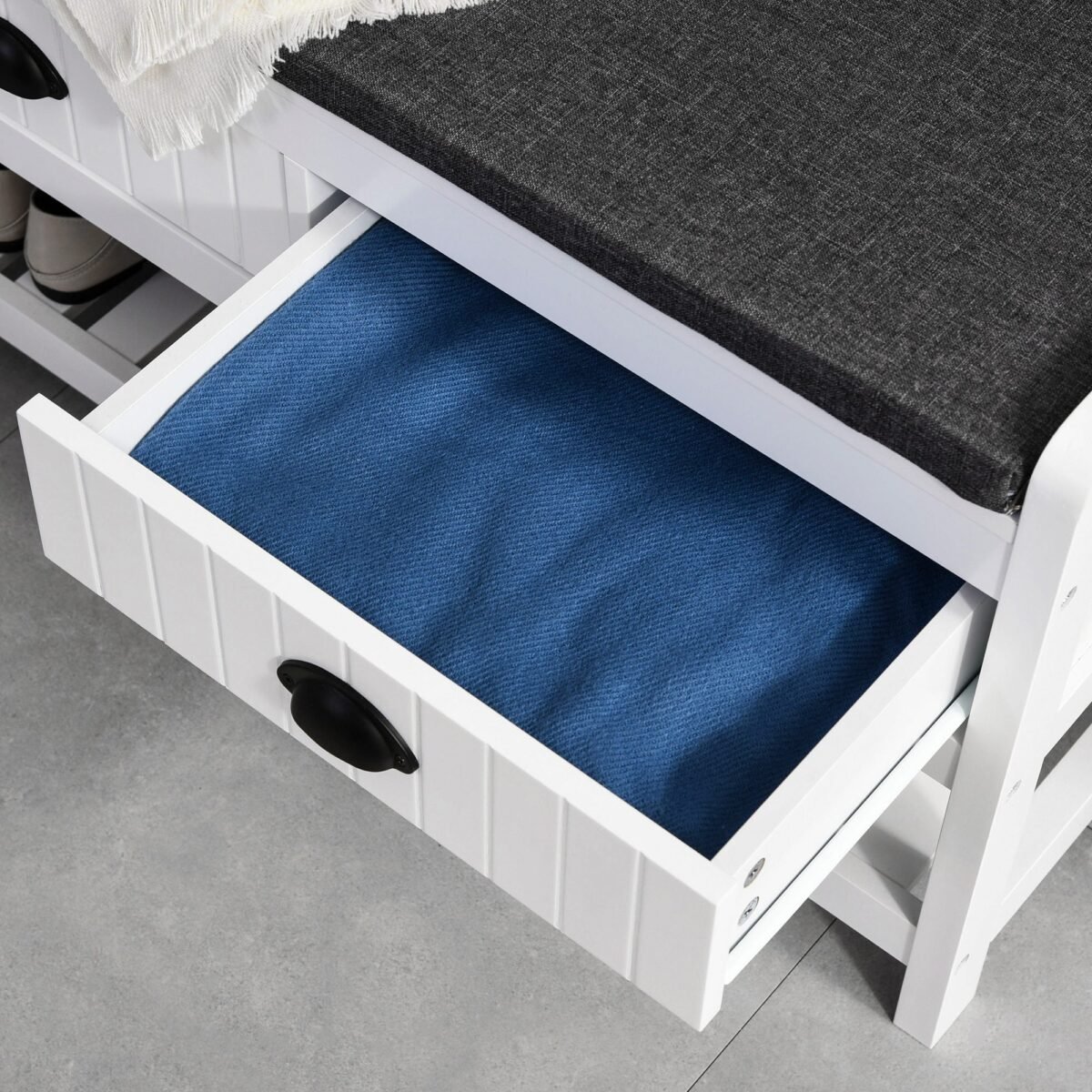 Garderoba su paminkštintu suoliuku ir daiktų laikymo skyriais