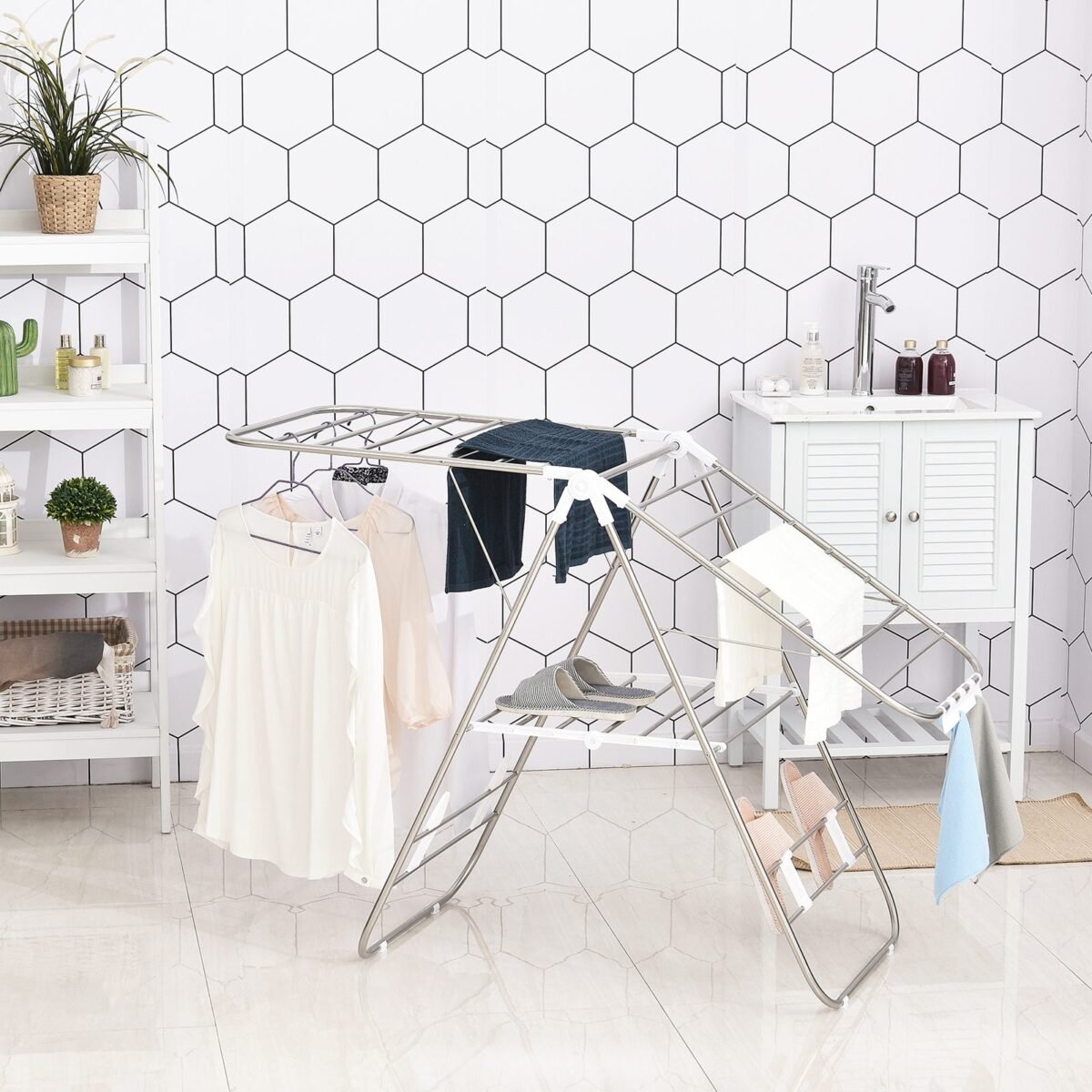 Lauko ir vidaus skalbinių džiovykla su ištraukiamais strypais