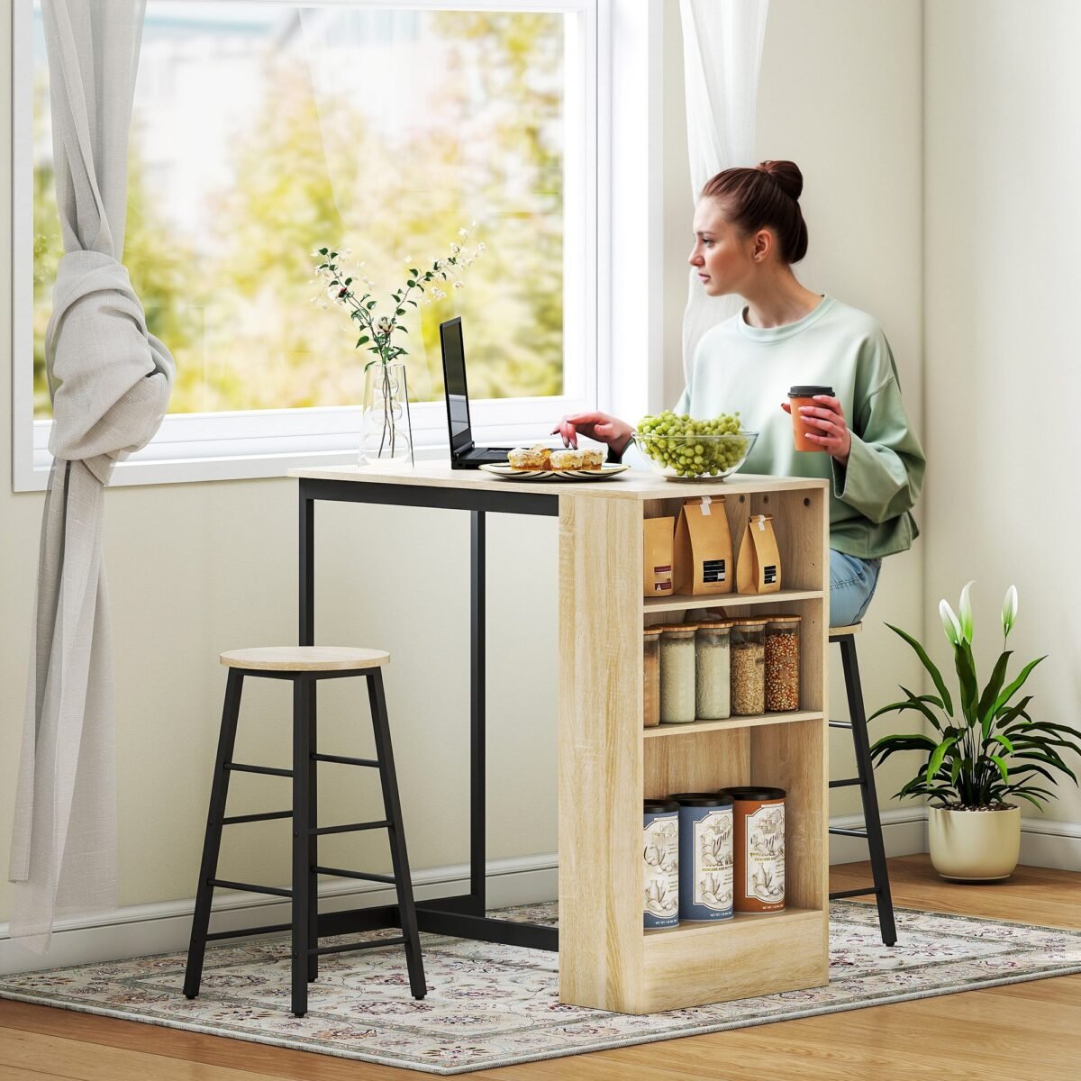 3 dalių baro stalo komplektas su integruota lentyna ir kojų atramomis