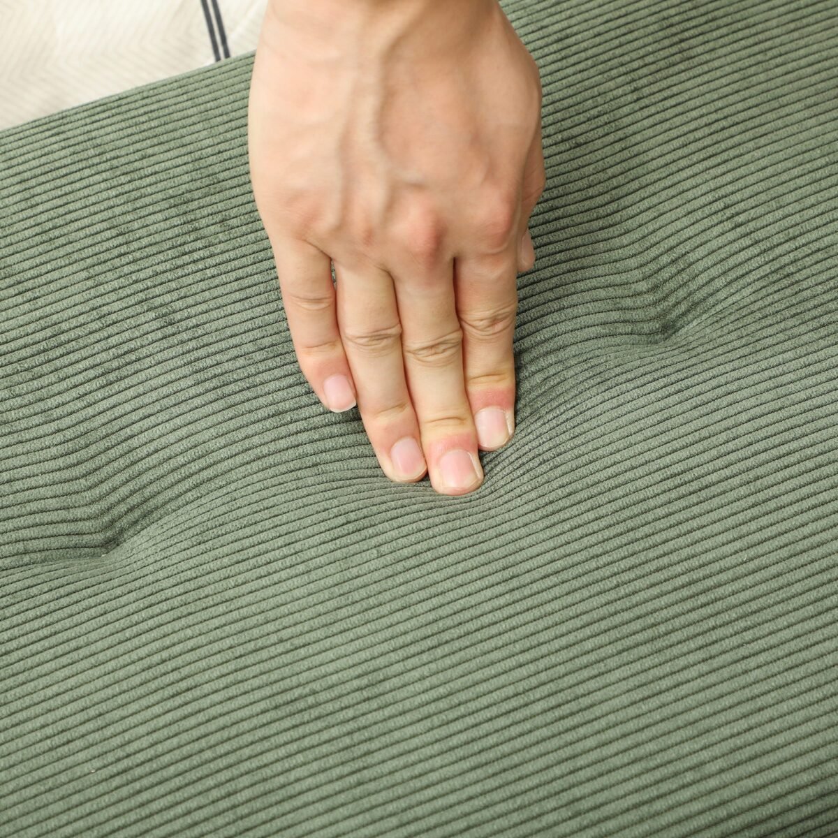 Minkštas suoliukas su dygsniuotu korduotu apmušalu