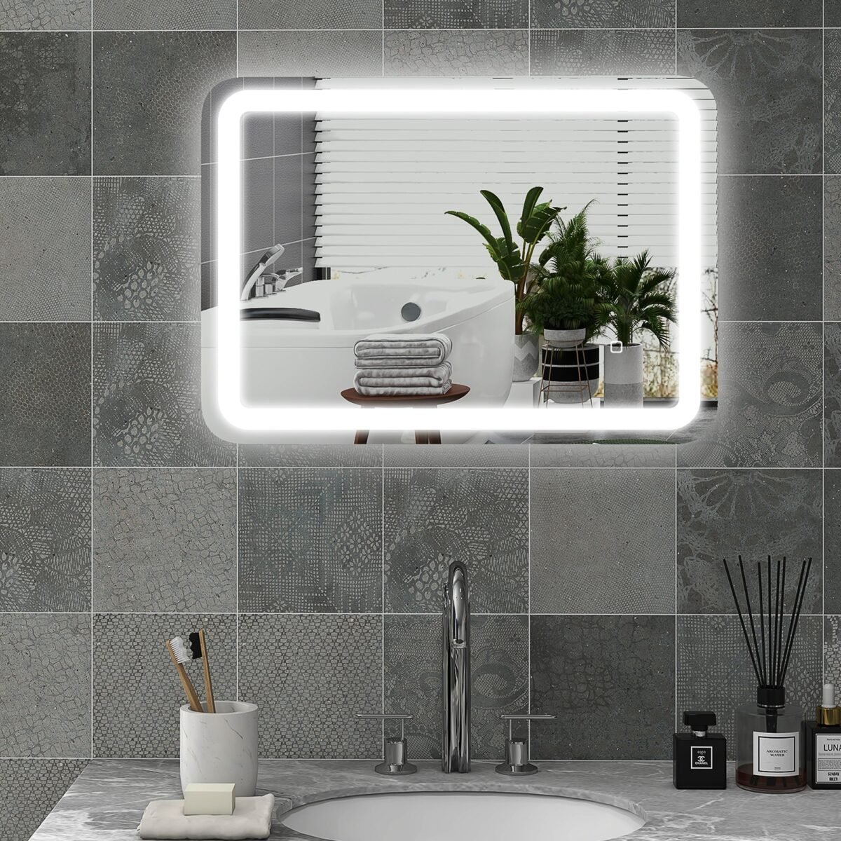 Vonios veidrodis su jutikliniu apšvietimu ir nerasojimo funkcija