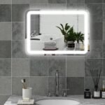 Vonios veidrodis su jutikliniu apšvietimu ir nerasojimo funkcija