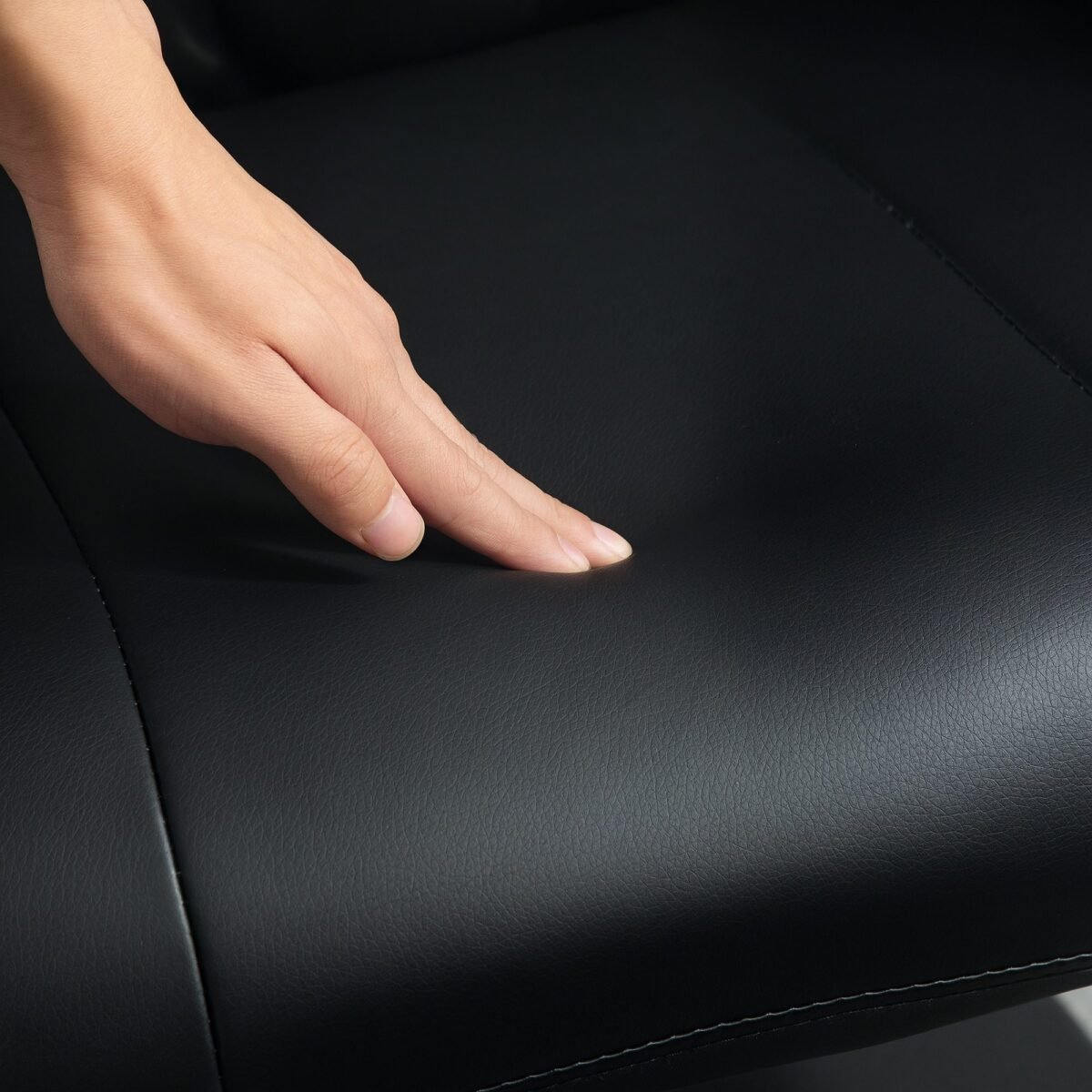 Besisukantis ir atsilošiantis dirbtinės odos poilsio krėslas su pufu, iki 150 kg