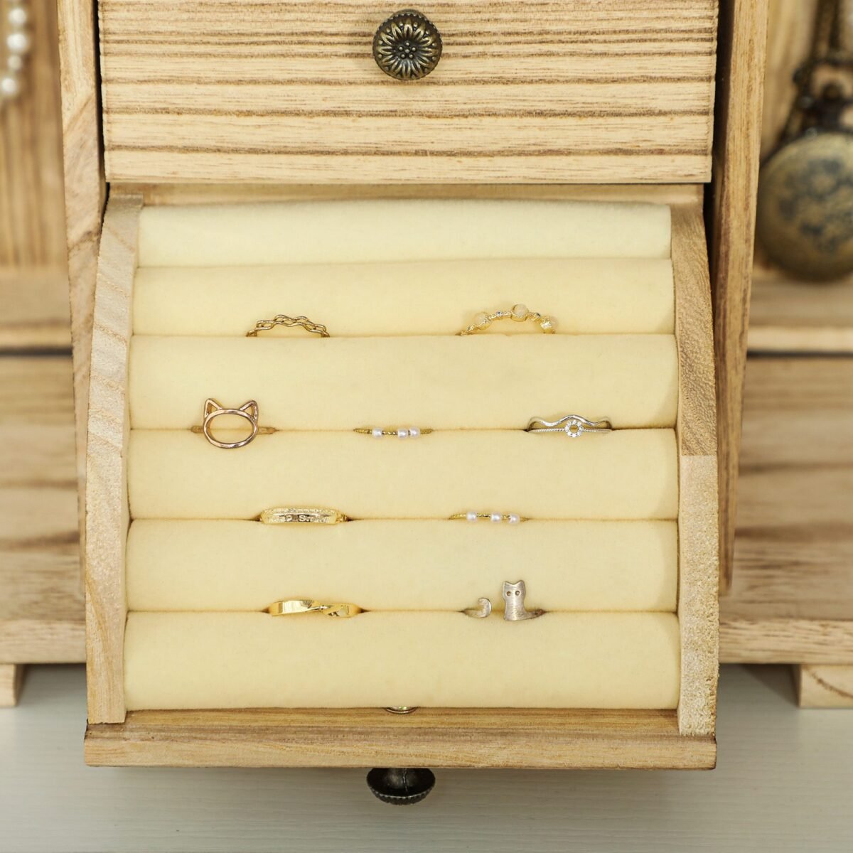 Medinis keturių pakopų papuošalų organizatorius su veidrodžiu