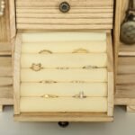 Medinis keturių pakopų papuošalų organizatorius su veidrodžiu